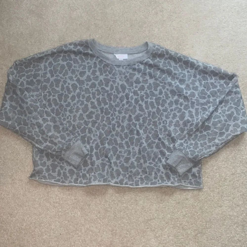 Colsie Leopard Cropped Sweatshirt!  - Picture 7 of 7